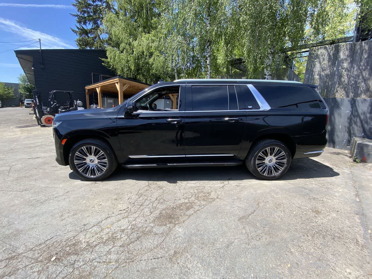 Used 2021 Cadillac Escalade ESV Premium Luxury w/ LPO, Illumination Package AWD/4WD image 3