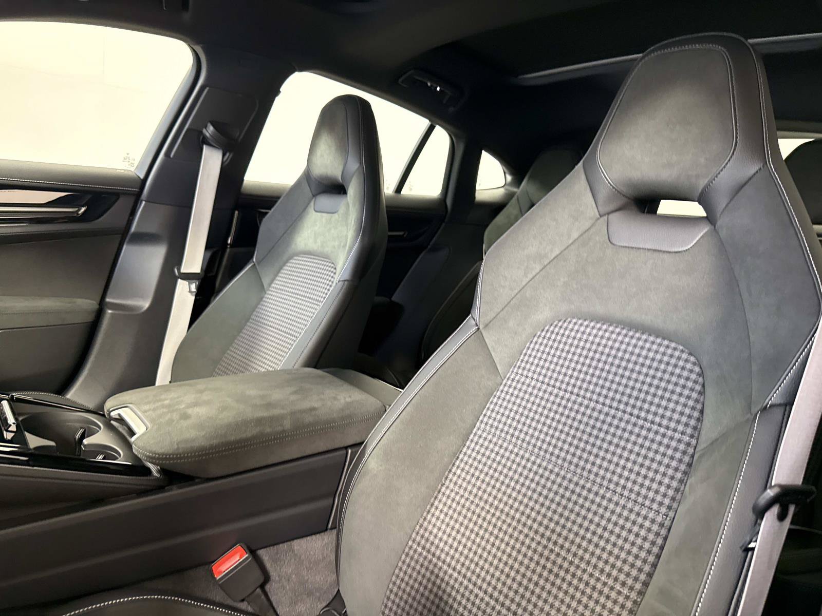 Used 2025 Porsche Panamera RWD image 17