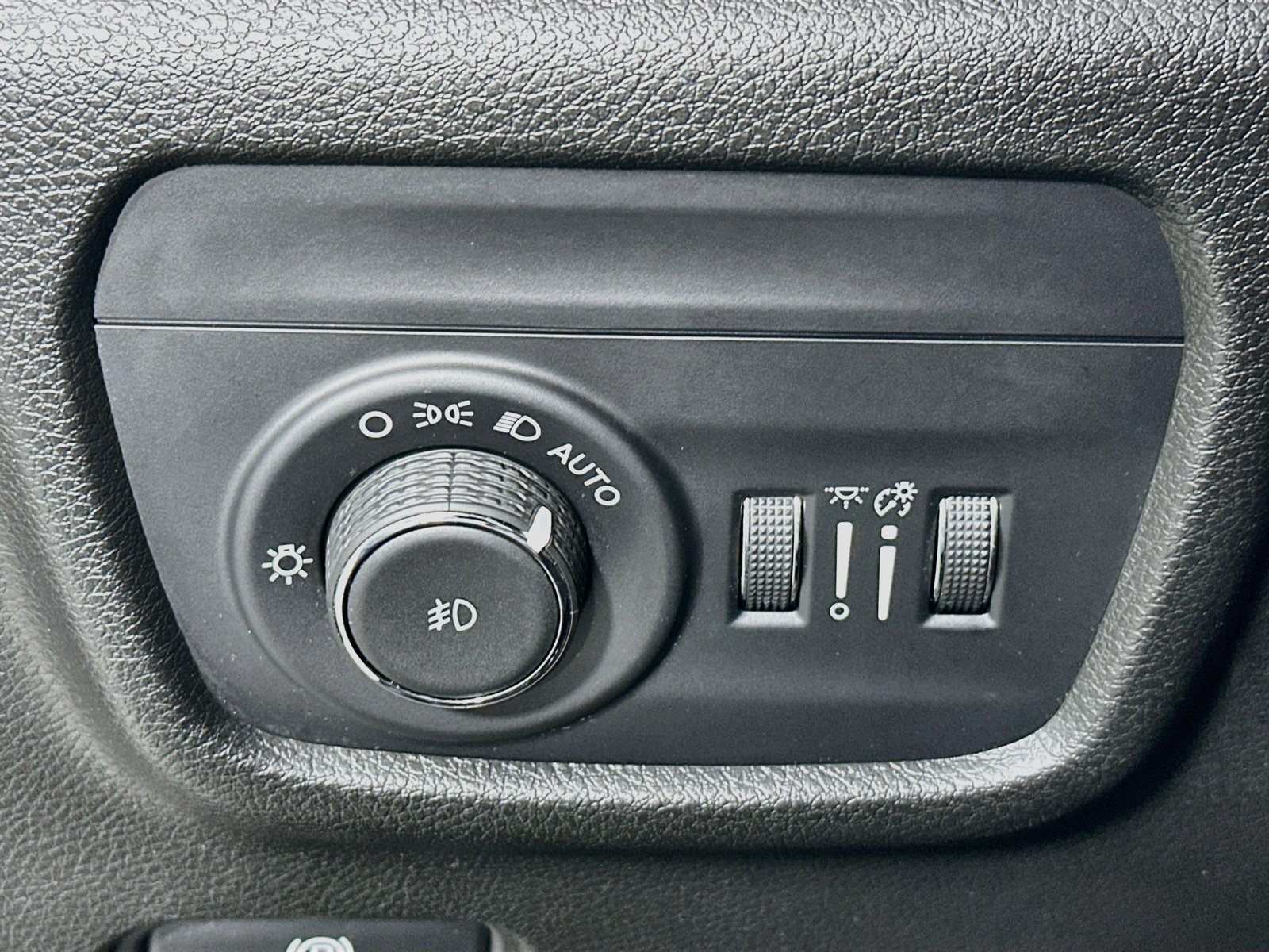Used 2023 Jeep Grand Cherokee L Limited RWD image 10