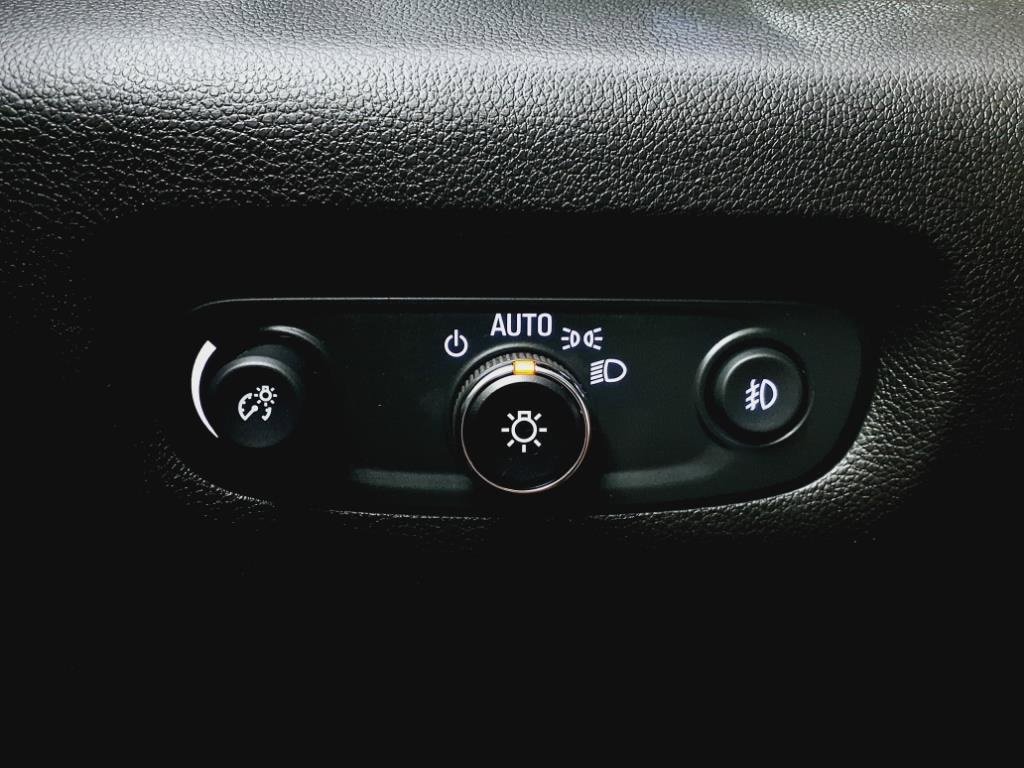 Used 2020 Chevrolet Traverse LT image 14