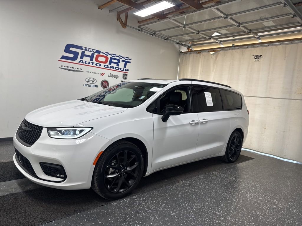 Used 2024 Chrysler Pacifica Limited w/ Uconnect Theater Family Group