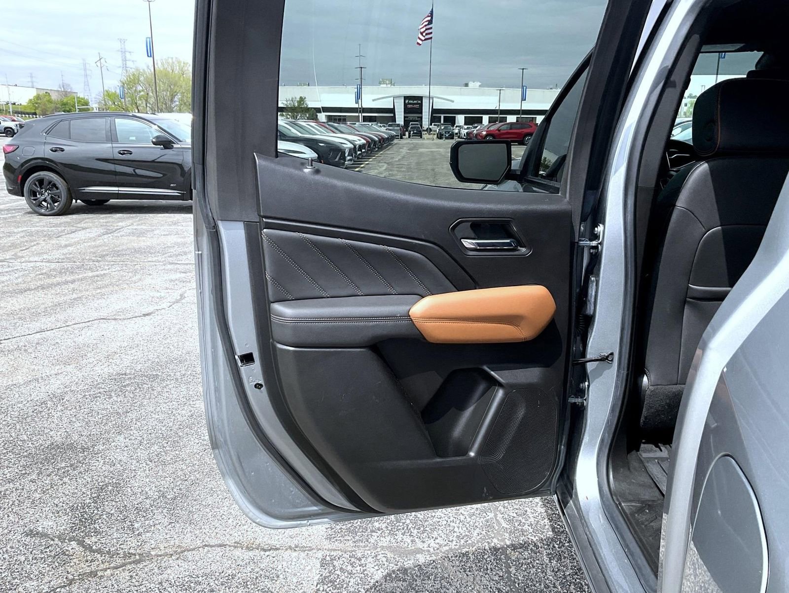 Certified 2023 GMC Canyon AT4 w/ AT4 Premium Package AWD/4WD image 4