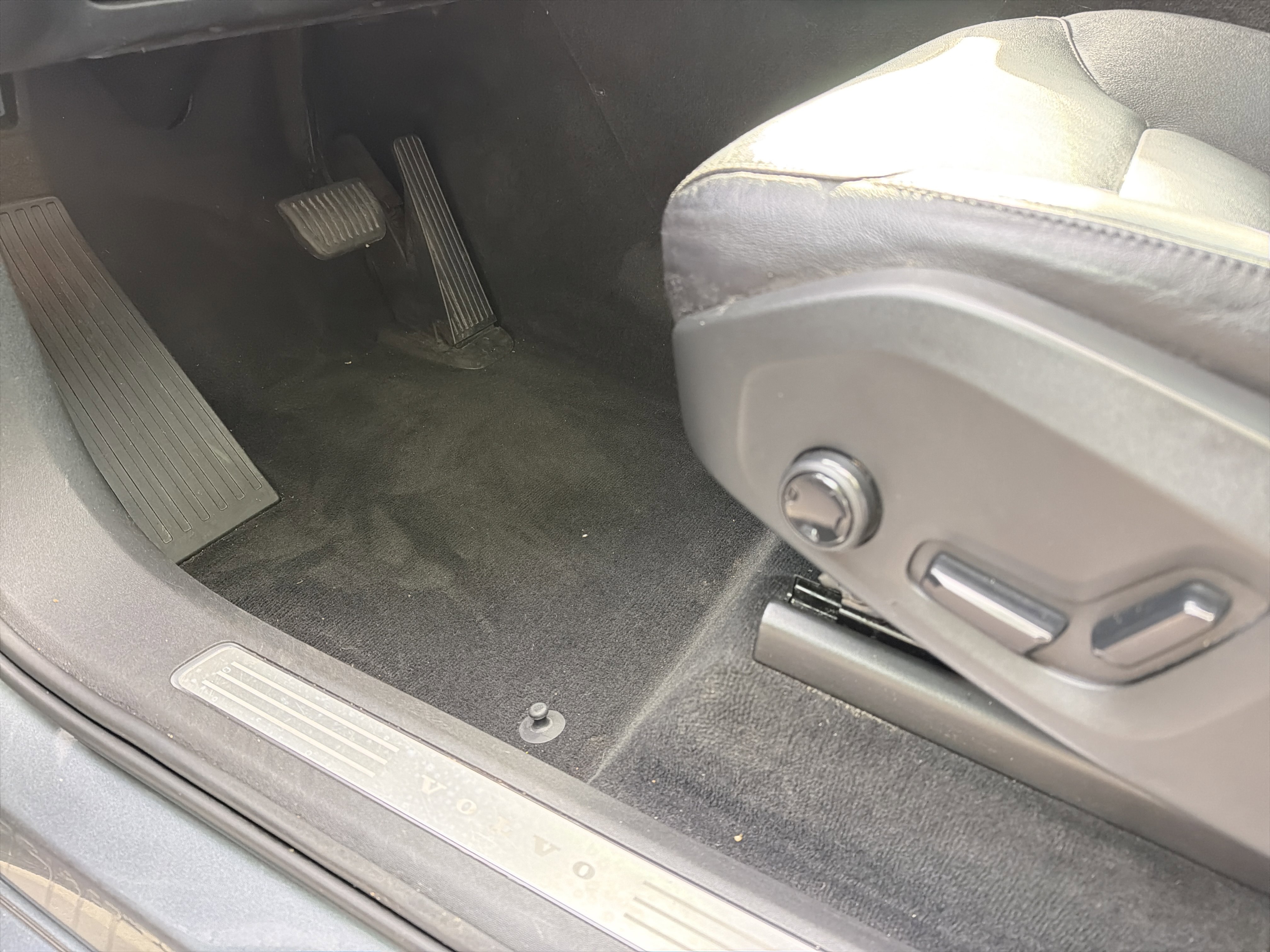 Used 2017 Volvo XC90 T5 Momentum w/ Vision Package image 17