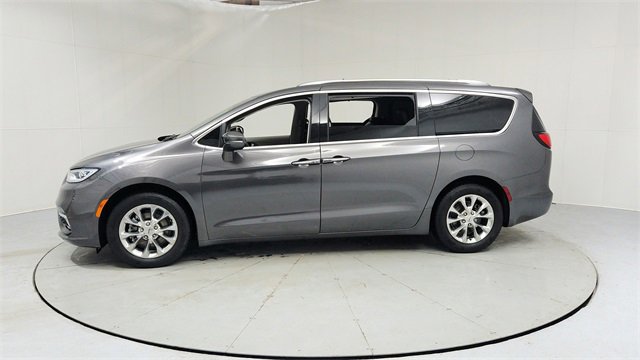 Used 2021 Chrysler Pacifica Touring-L w/ Uconnect Theater Family Group image 2