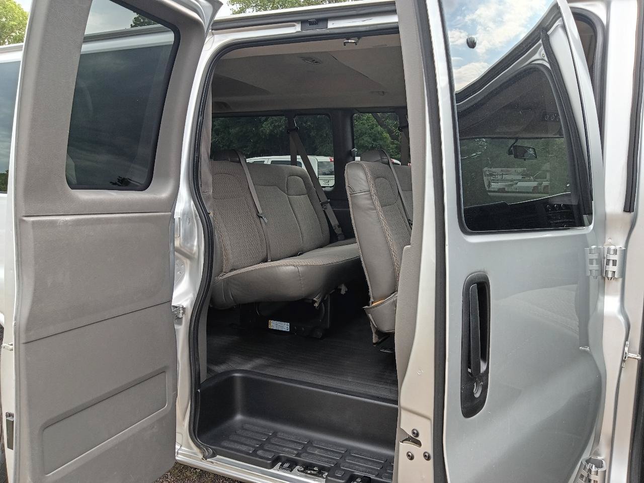 Used 2014 GMC Savana 3500 LS w/ Chrome Appearance Package RWD image 18