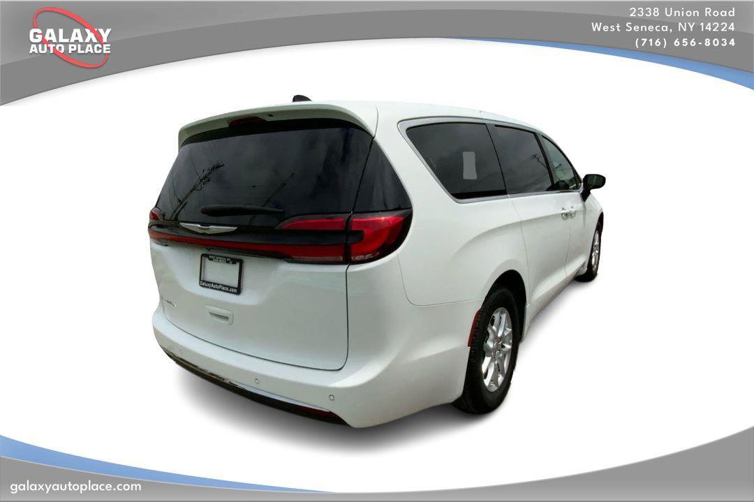 Used 2024 Chrysler Pacifica Touring-L FWD image 5