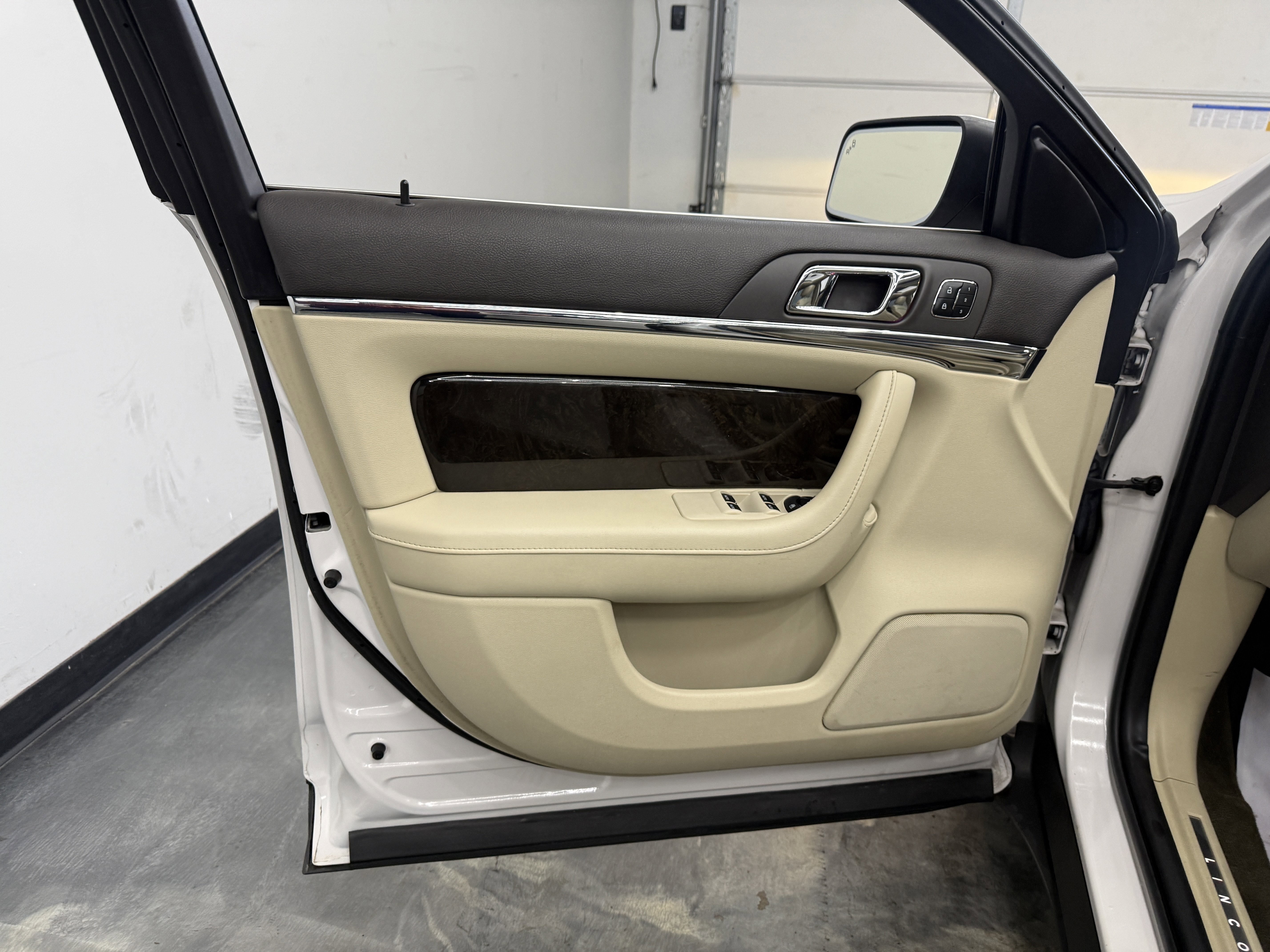 Used 2015 Lincoln MKS AWD w/ Technology Package image 10