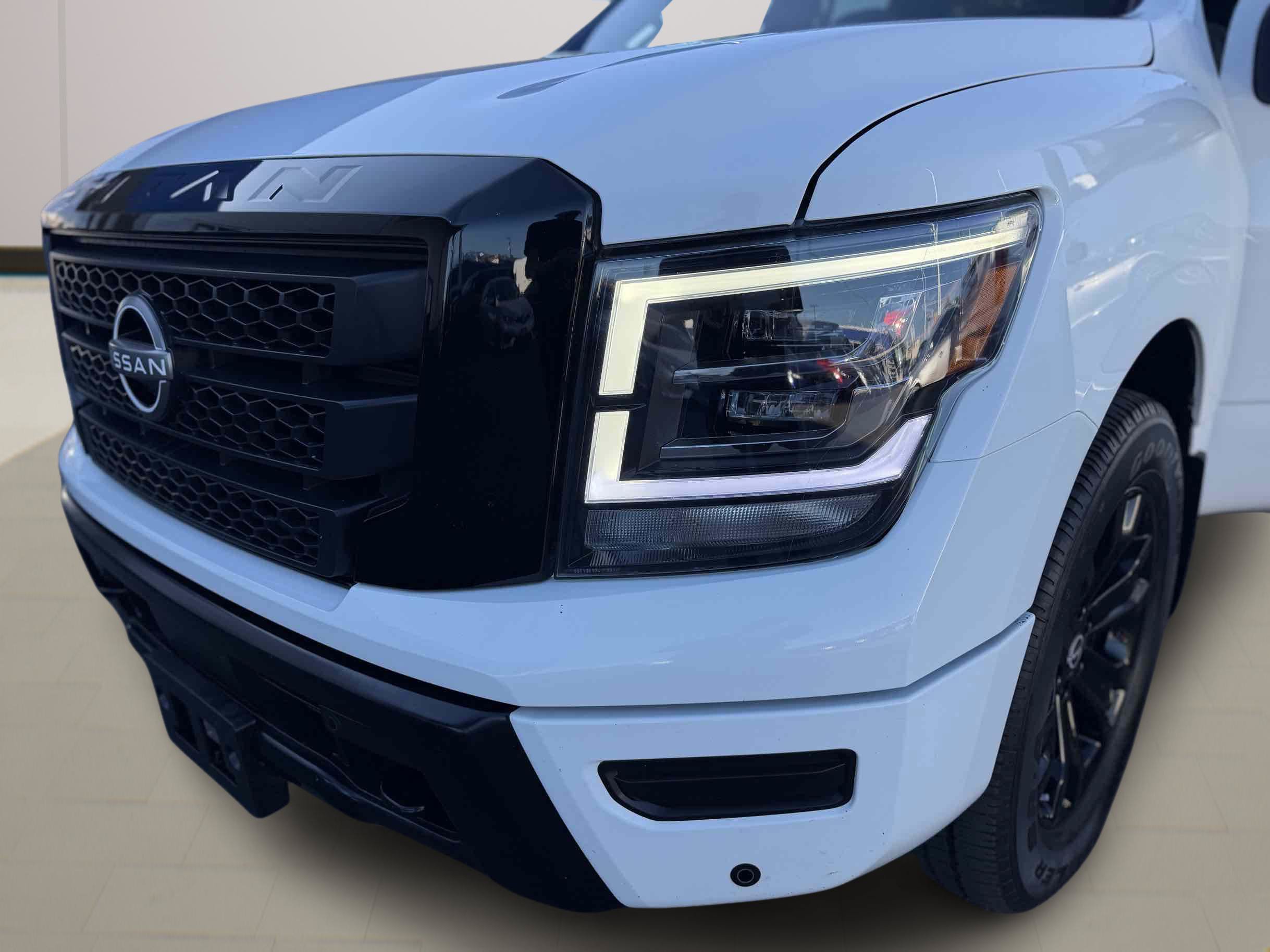 Used 2023 Nissan Titan SV w/ SV Convenience Package AWD/4WD image 25
