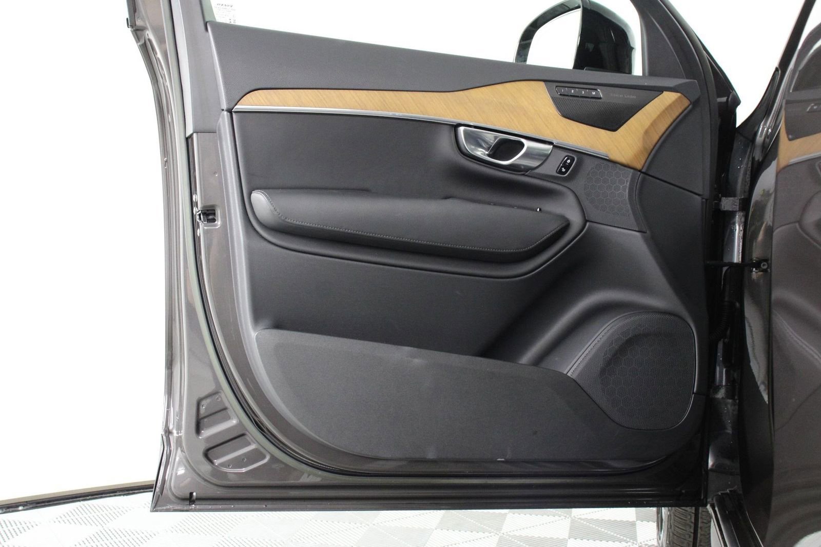 Certified 2023 Volvo XC90 T8 Plus w/ Protection Package Premier image 17