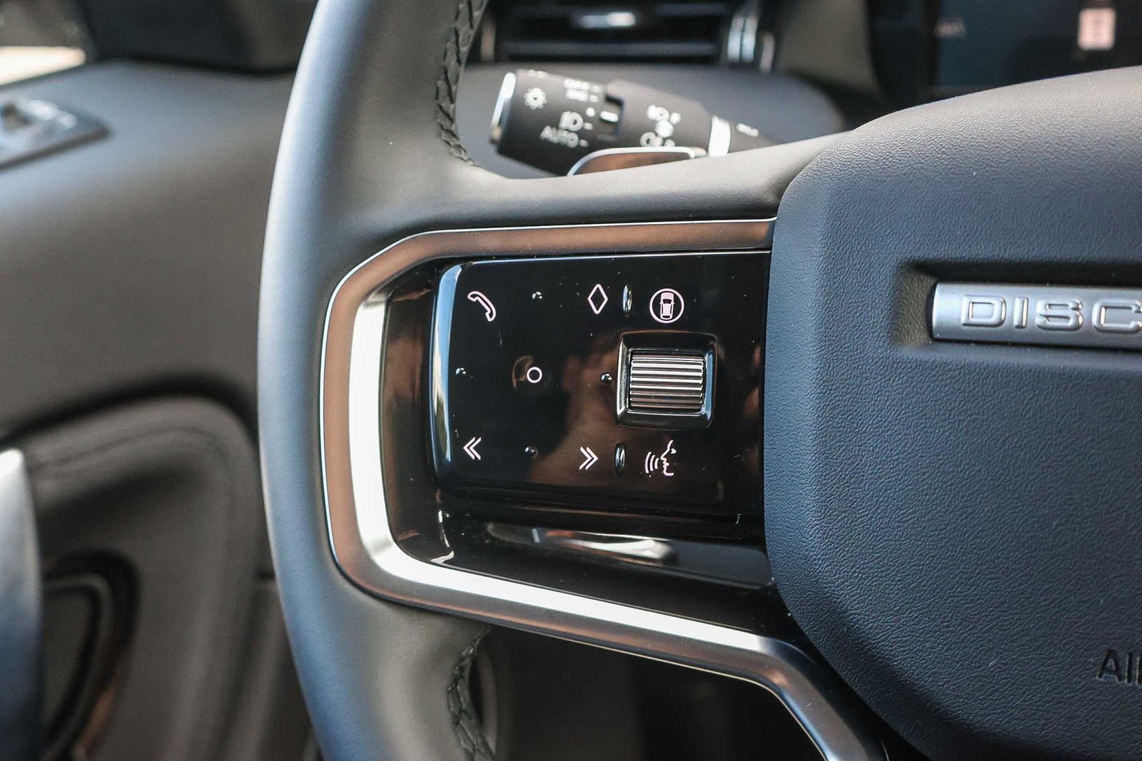 Used 2025 Land Rover Discovery Sport S image 38