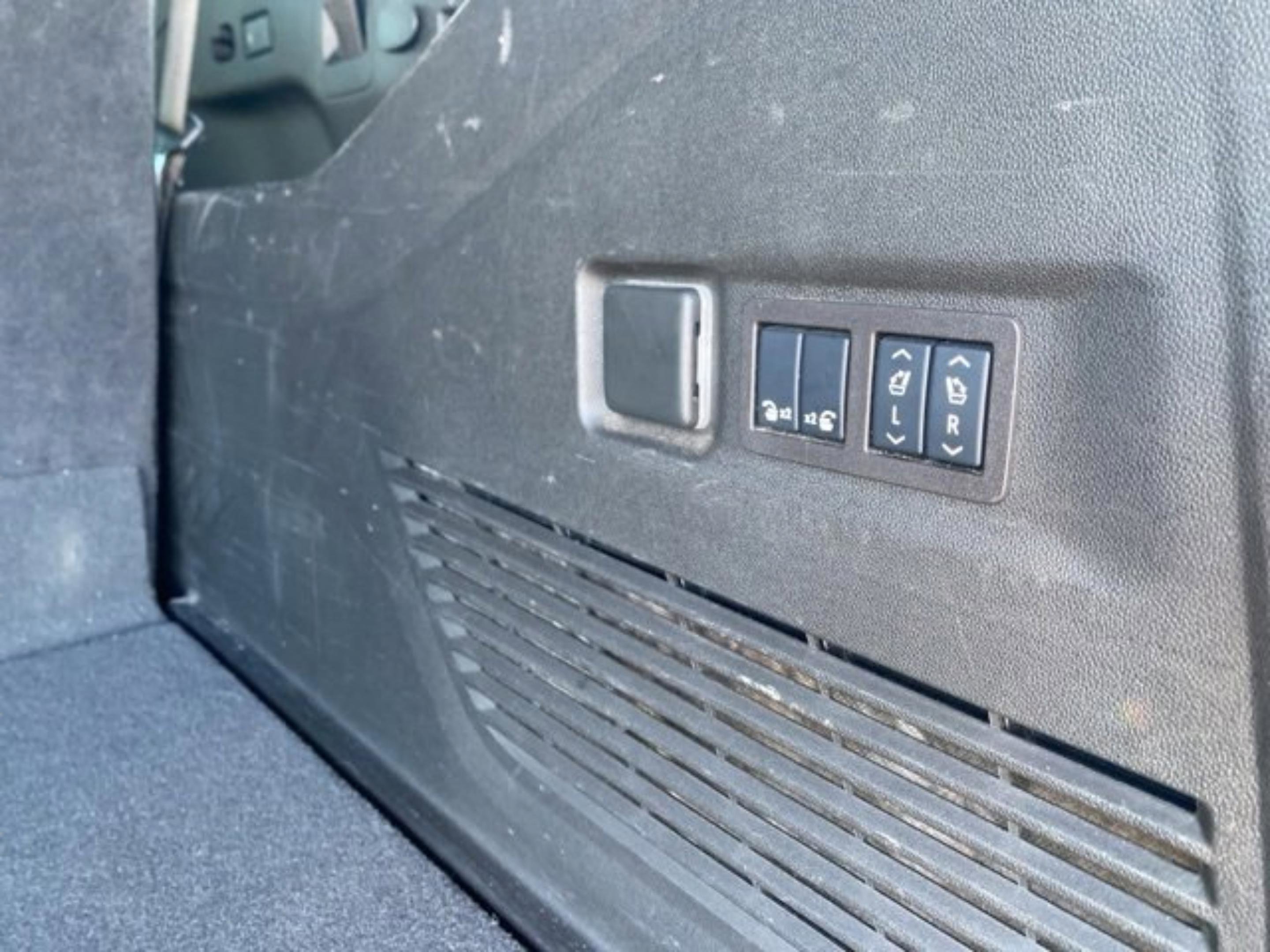 Used 2024 GMC Yukon XL Denali RWD image 35