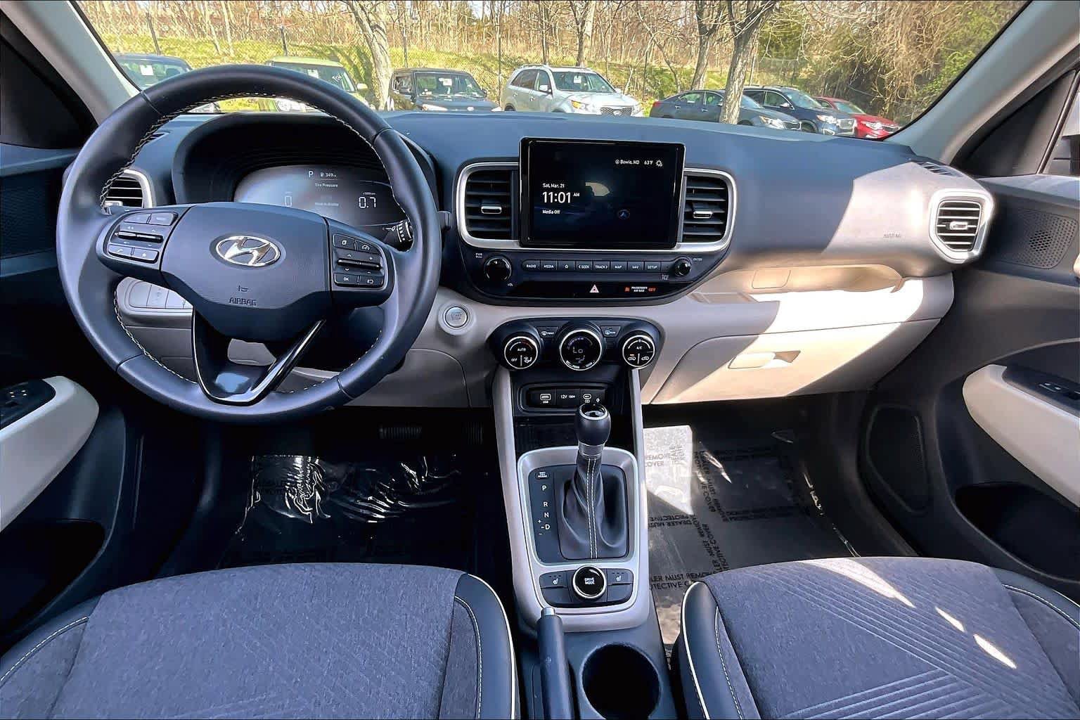 Used 2024 Hyundai Venue Limited FWD image 14