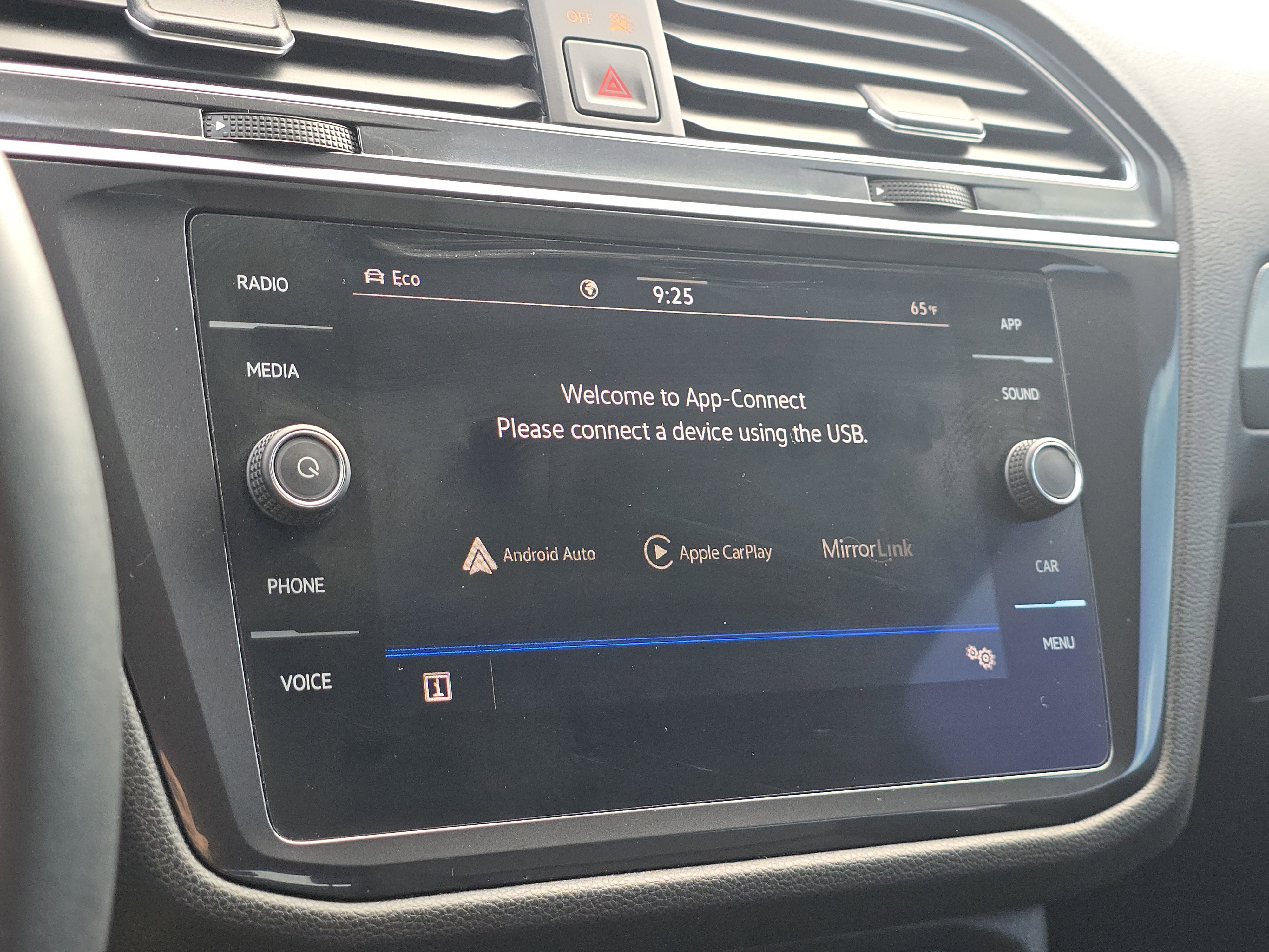 Used 2022 Volkswagen Tiguan SE image 9