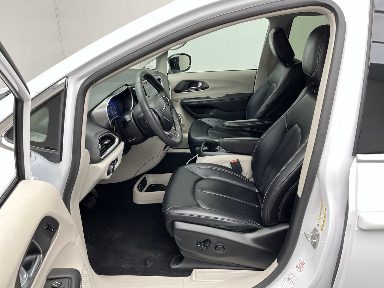 Used 2024 Chrysler Pacifica Touring-L FWD image 3