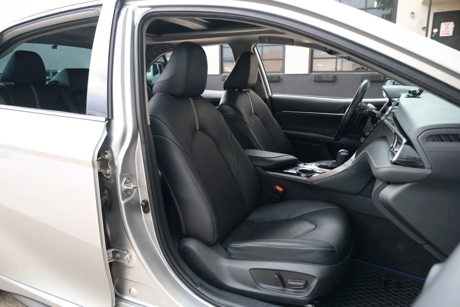 Used 2020 Toyota Camry XSE image 31