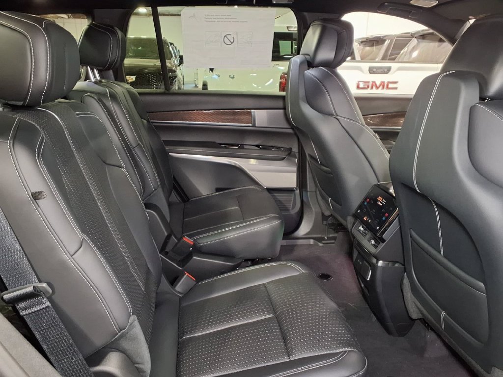 New 2027 Cadillac Vistiq Luxury AWD/4WD image 6