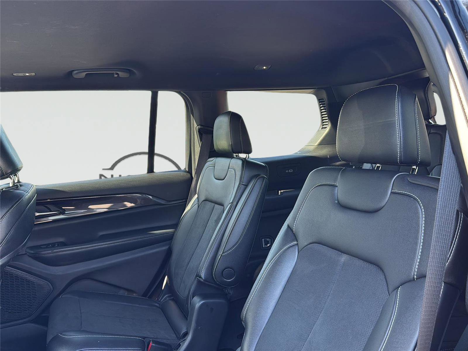 Used 2023 Jeep Grand Cherokee L Laredo image 27