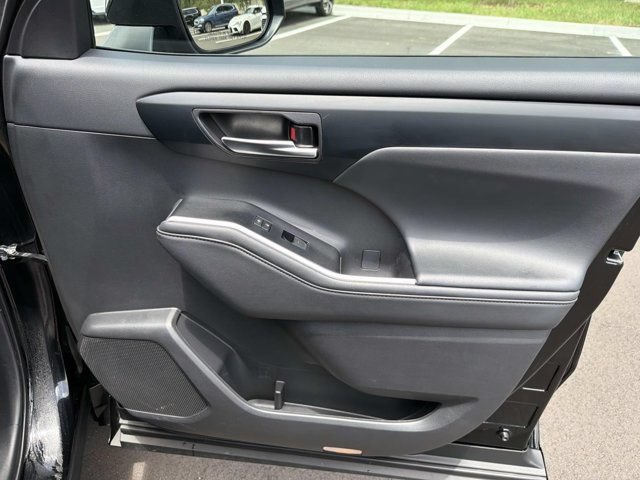 Used 2025 Toyota Highlander XSE AWD/4WD image 15