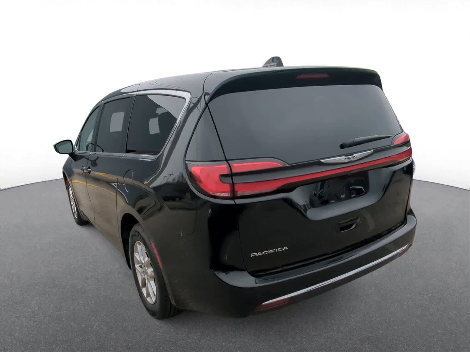 Used 2024 Chrysler Pacifica Touring-L FWD image 6