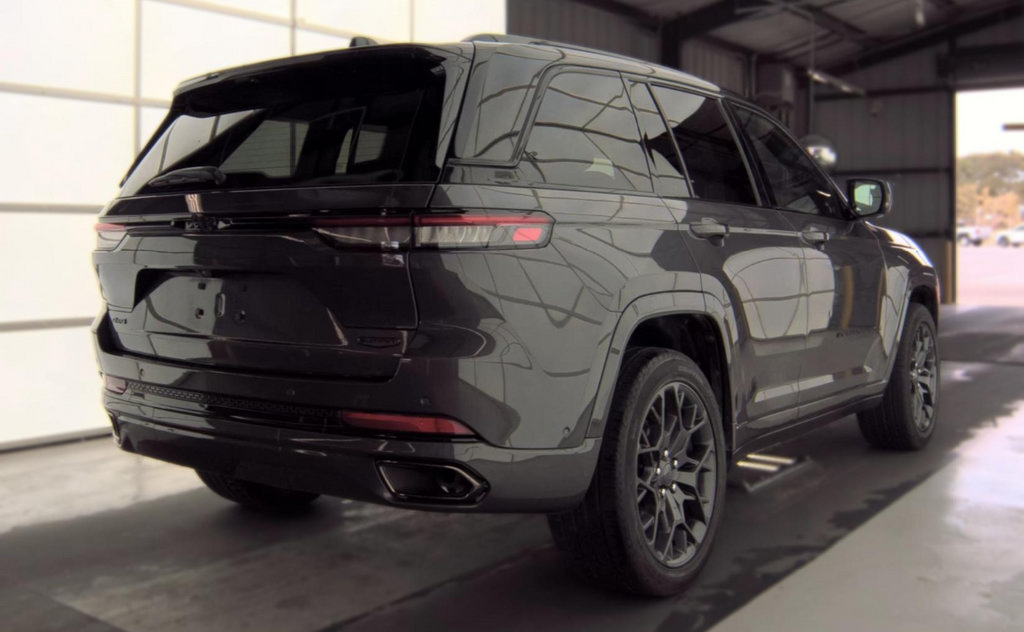 Used 2025 Jeep Grand Cherokee Summit w/ Obsidian Package AWD/4WD image 3