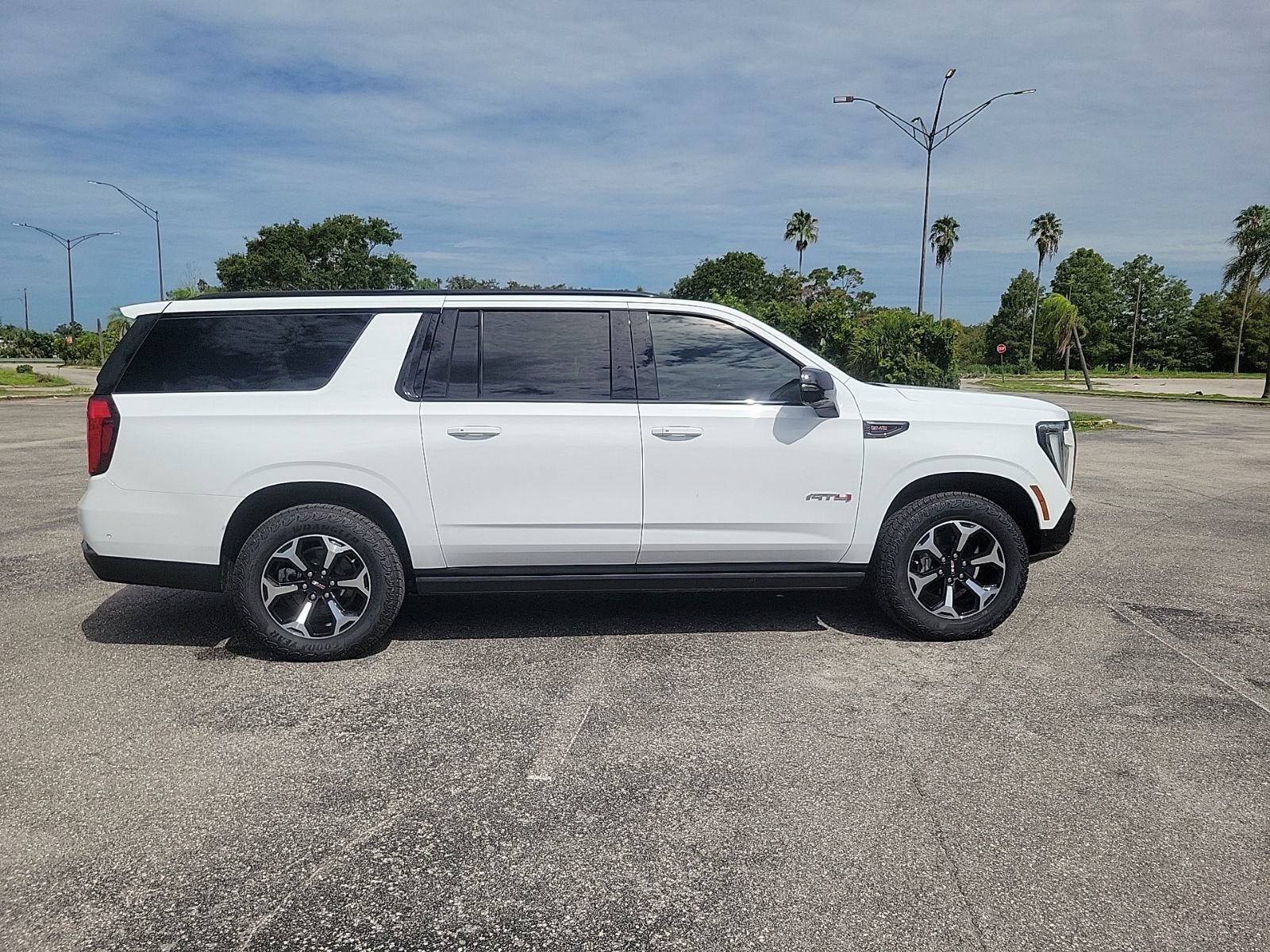 New 2026 GMC Yukon XL AT4 w/ AT4 Premium Plus Package AWD/4WD image 4