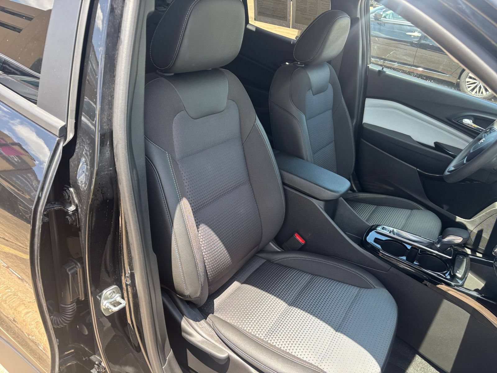 Used 2025 Chevrolet Trax LT FWD image 35