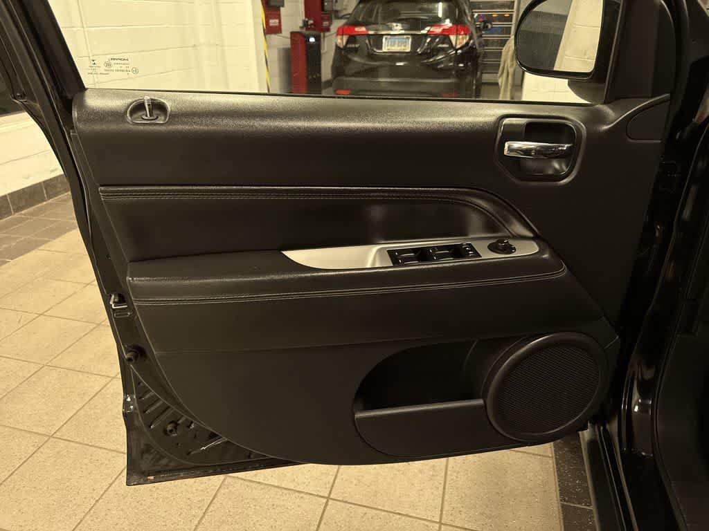 Used 2015 Jeep Compass High Altitude AWD/4WD image 29