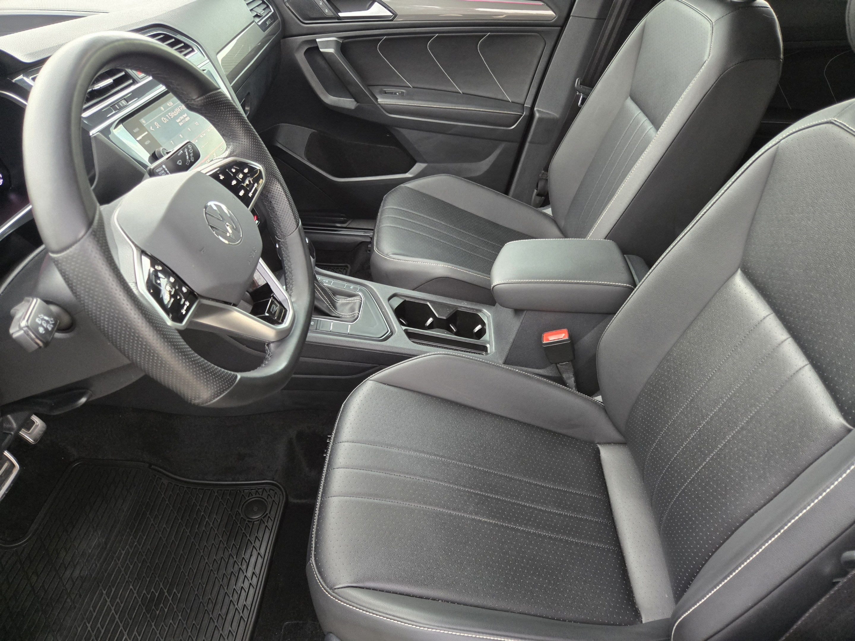 Used 2024 Volkswagen Tiguan SE R-Line FWD image 9