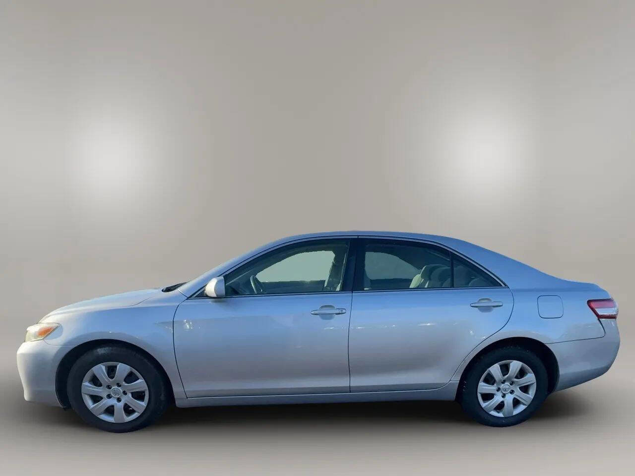 Used 2011 Toyota Camry LE image 3