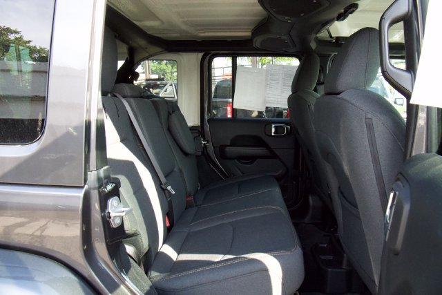 Used 2025 Jeep Wrangler Unlimited Sahara w/ Safety Group AWD/4WD image 24