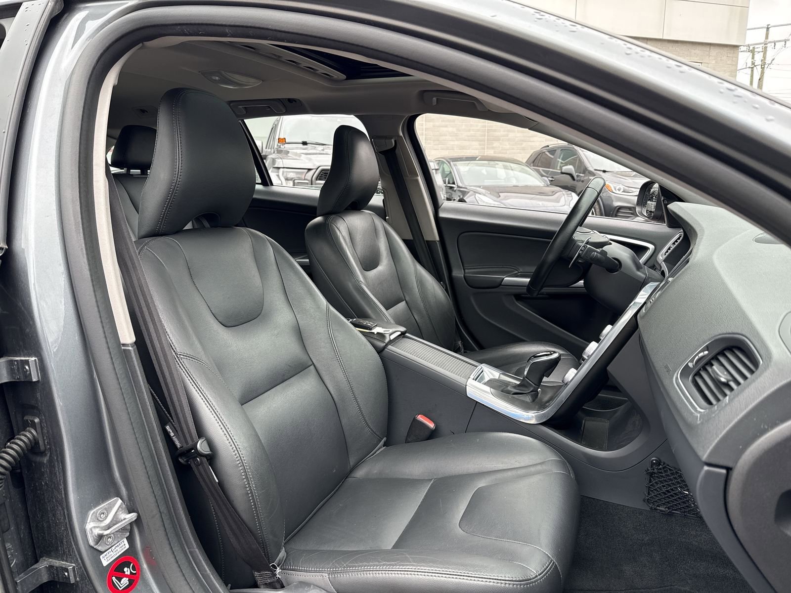 Used 2016 Volvo V60 T5 Platinum w/ 19" Sport Package image 28