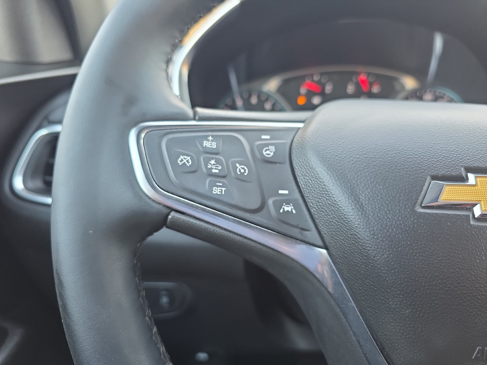 Used 2024 Chevrolet Equinox Premier FWD image 17