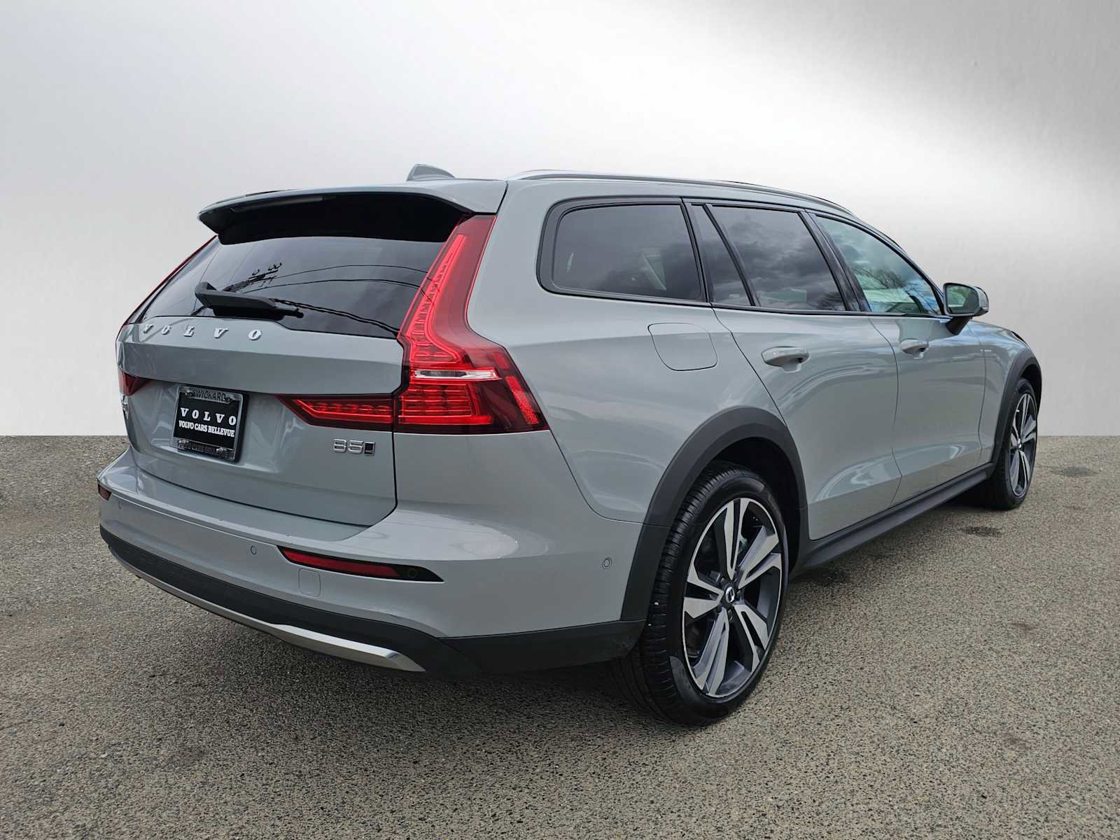 Certified 2025 Volvo V60 B5 Cross Country Plus image 3