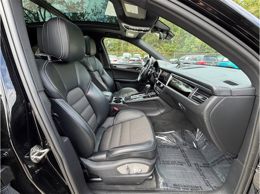 Used 2023 Porsche Macan Turbo image 44