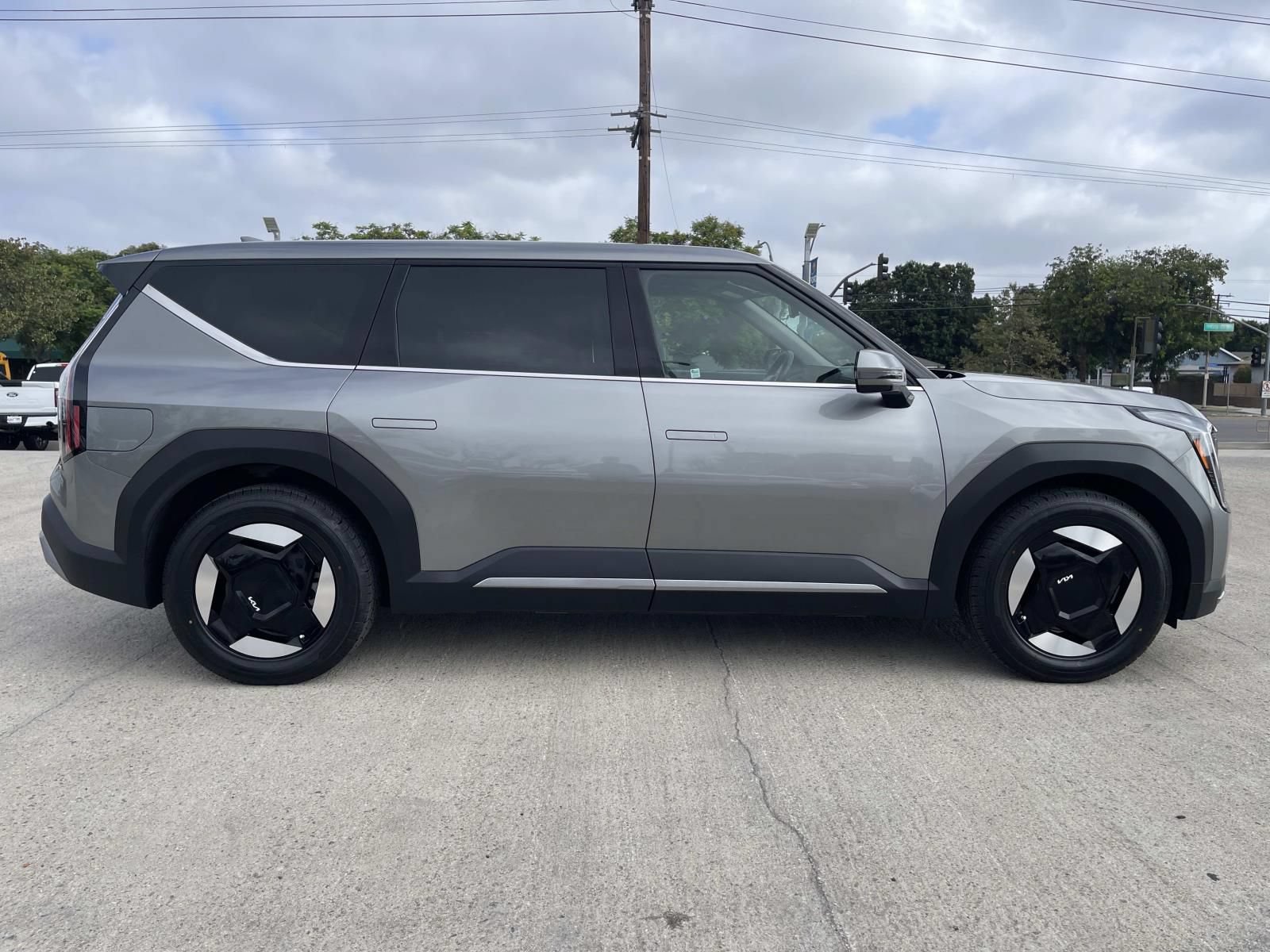 Used 2024 Kia EV9 Light Long Range RWD image 2