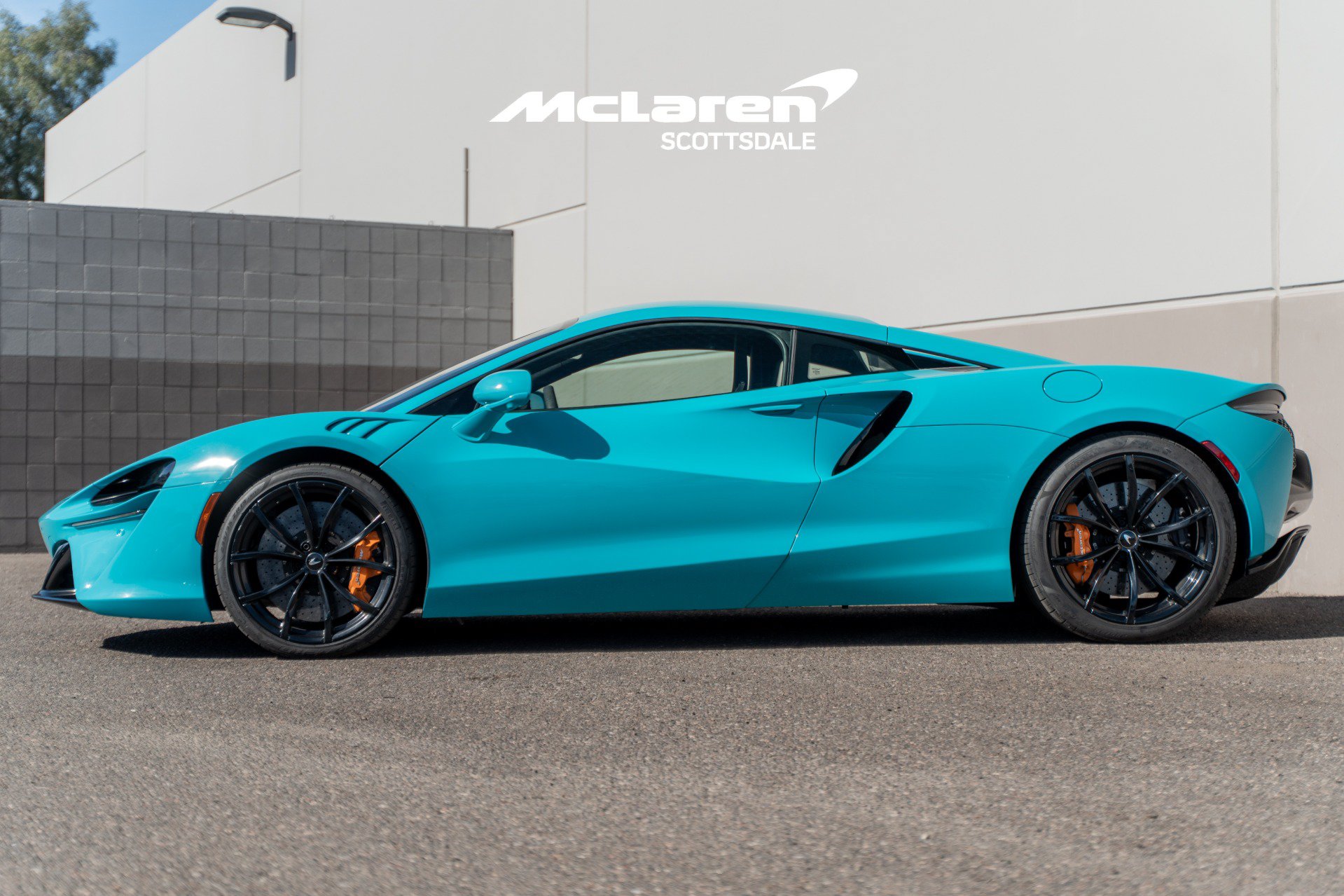 Used 2024 McLaren Artura image 4