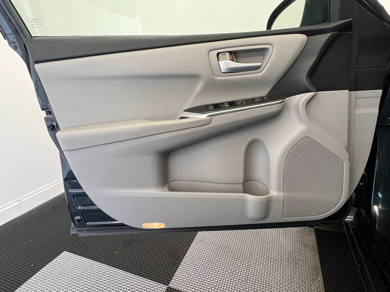 Used 2015 Toyota Camry SE image 7