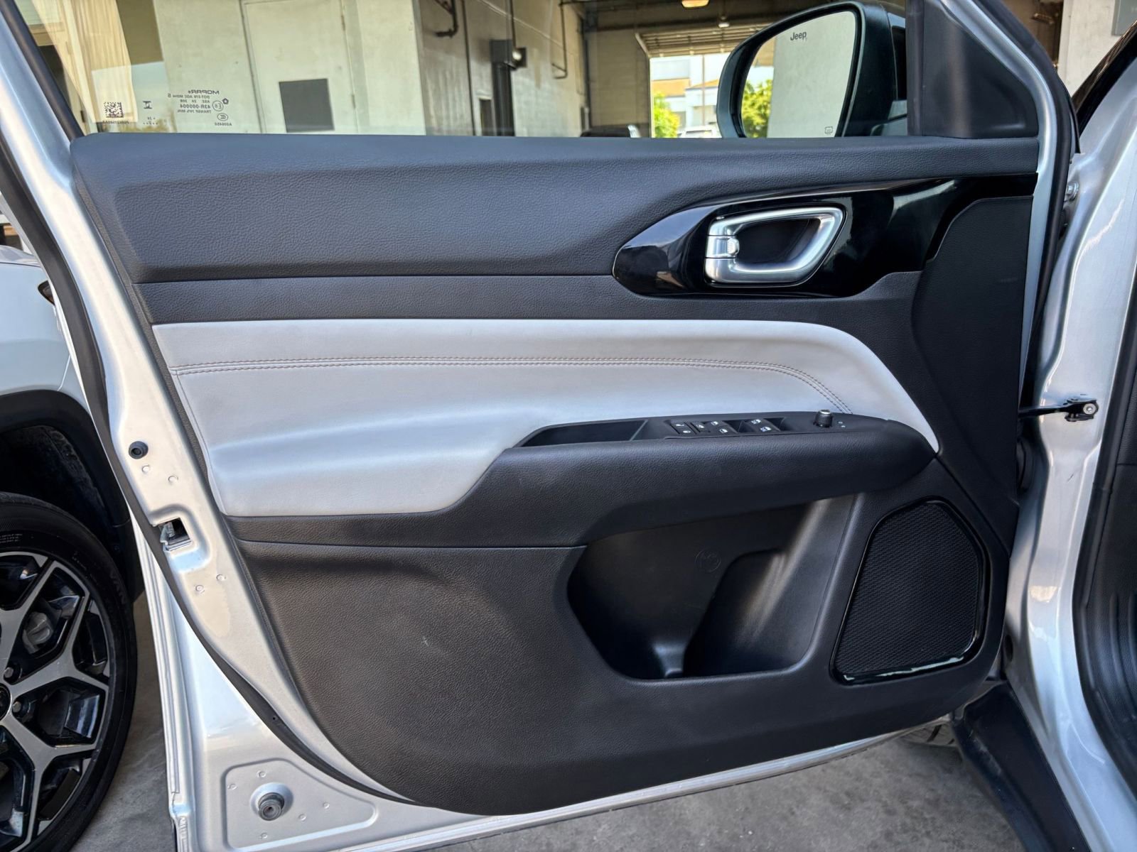 Used 2025 Jeep Compass Limited AWD/4WD image 18