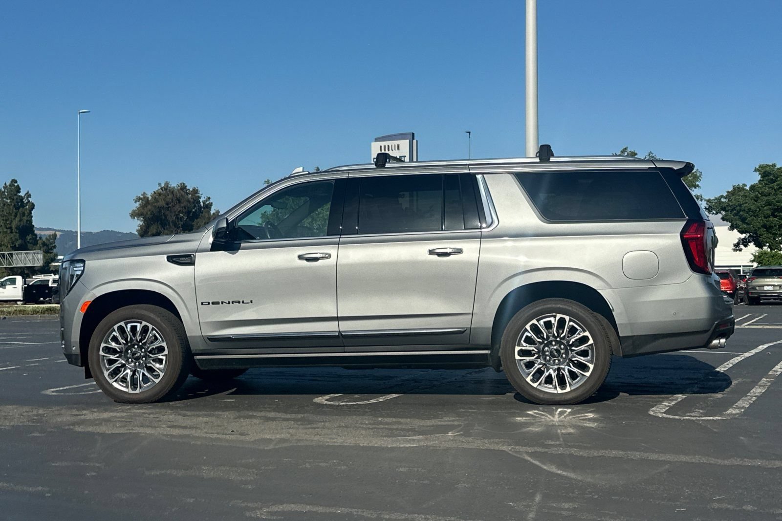 Used 2024 GMC Yukon XL Denali Ultimate AWD/4WD image 7
