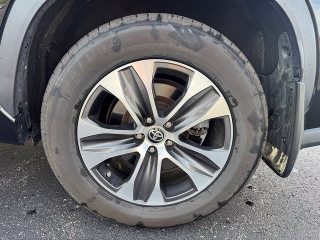Used 2021 Toyota Highlander XLE AWD/4WD image 11