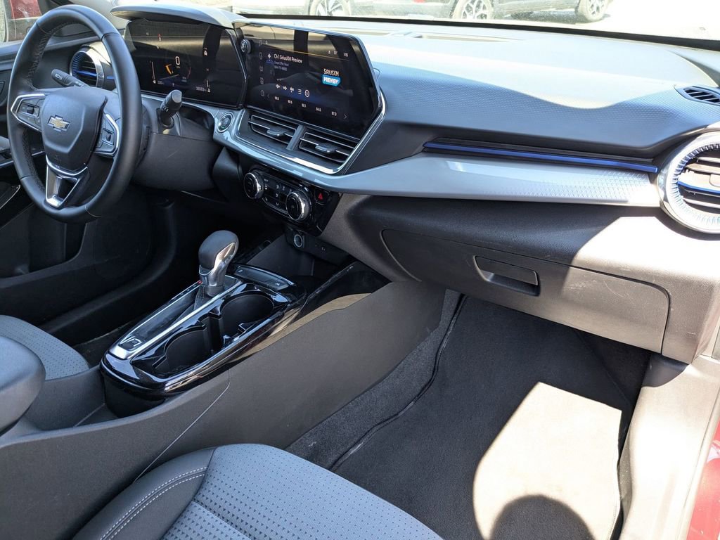 Used 2025 Chevrolet Trax LT w/ LT Convenience Package FWD image 30