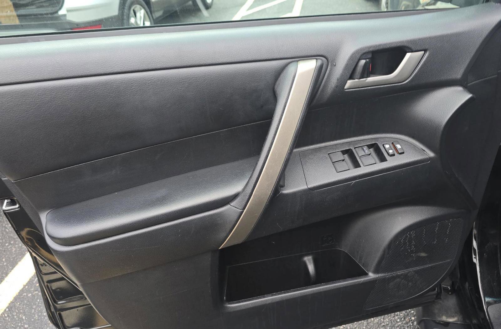 Used 2013 Toyota Highlander SE image 9