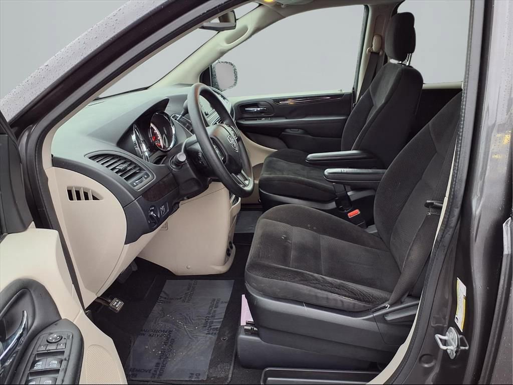 Used 2018 Dodge Grand Caravan SE w/ UConnect Hands-Free Group image 18