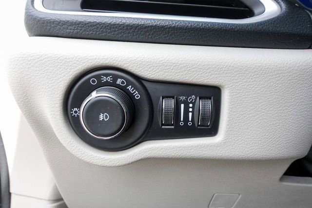 Used 2024 Chrysler Pacifica Select image 16