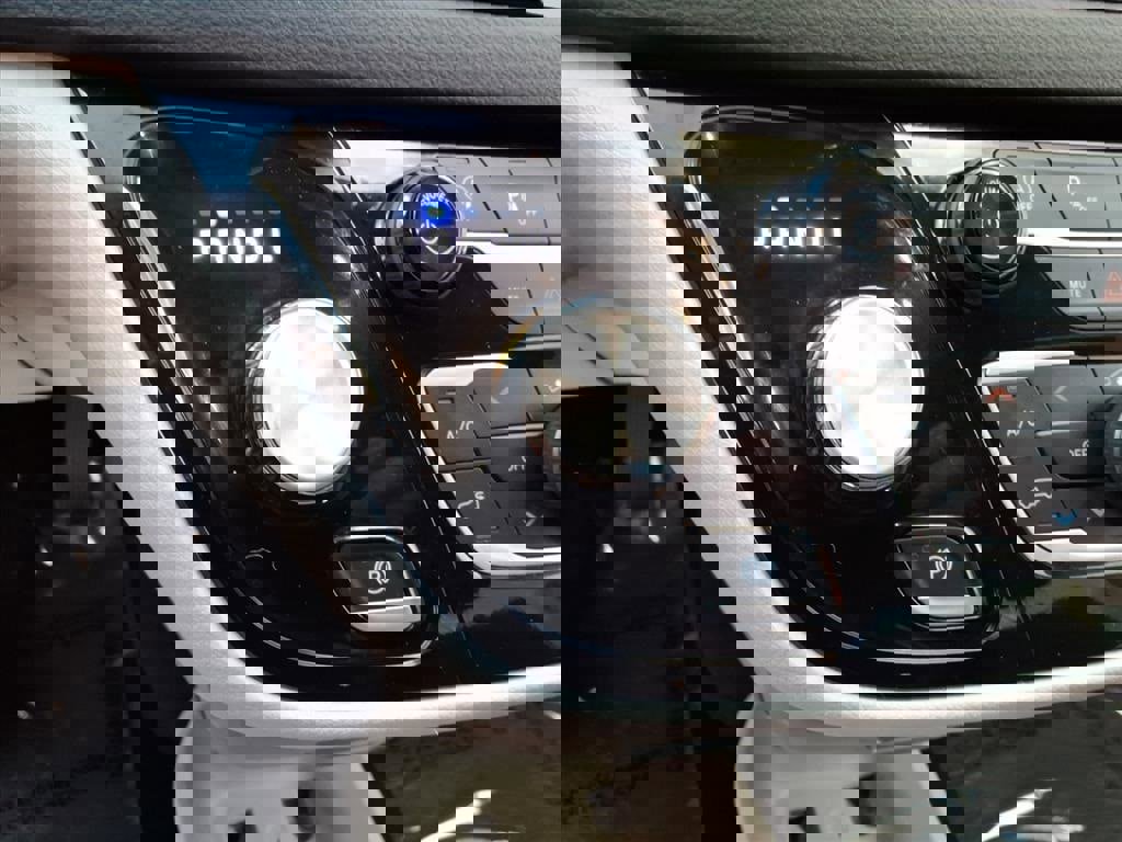 Used 2024 Chrysler Pacifica Touring-L image 32