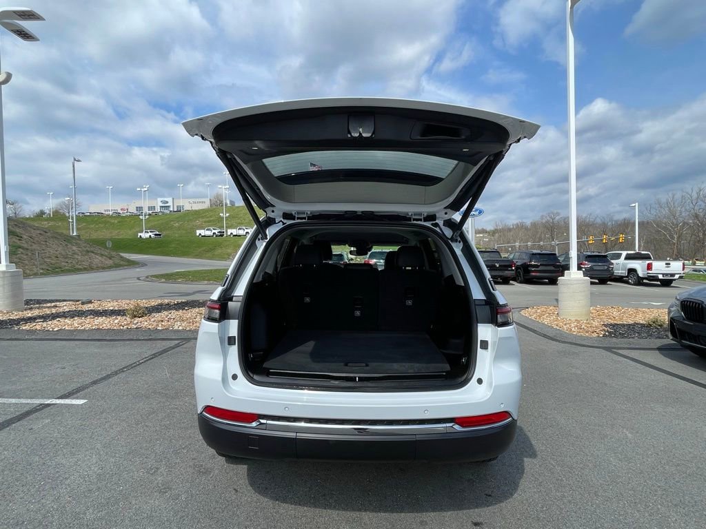 Used 2023 Jeep Grand Cherokee Limited image 16