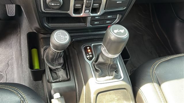 Used 2024 Jeep Wrangler Unlimited Sahara w/ Technology Group AWD/4WD image 17