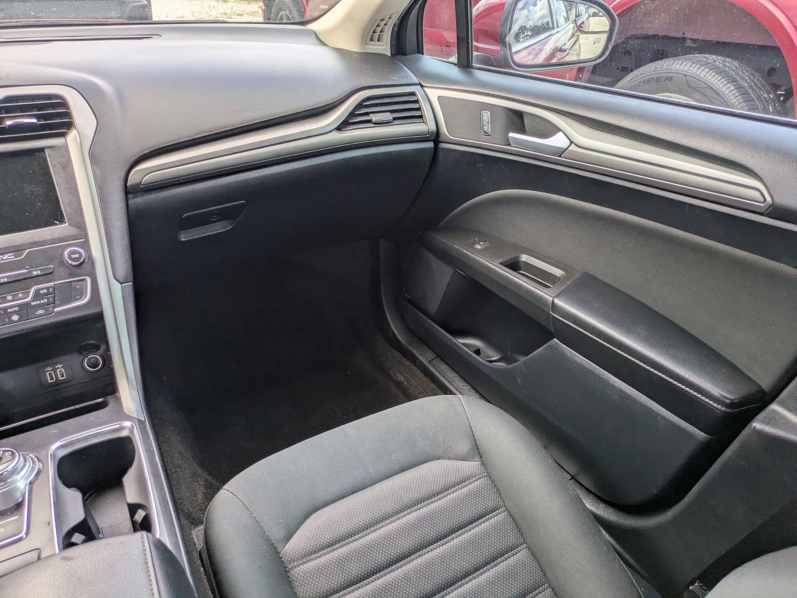 Used 2020 Ford Fusion SE FWD image 14