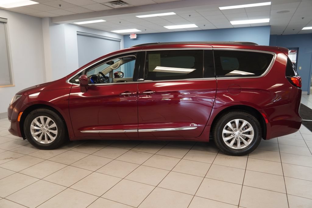 Used 2017 Chrysler Pacifica Touring-L FWD image 2