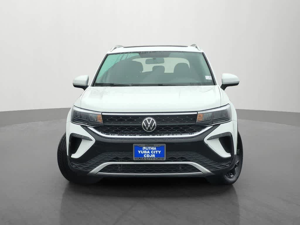 Used 2022 Volkswagen Taos SE w/ Panoramic Sunroof Package AWD/4WD image 2